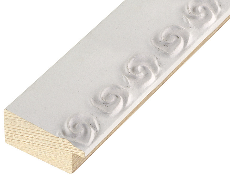 Moulding pine with decorations in relief - Opaque whit